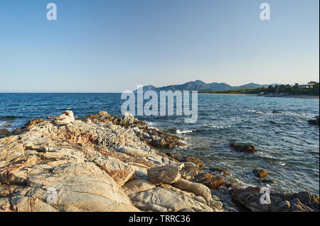 An der felsigen Küste bei Torre di Bari auf Sardinien Insel Stockfoto