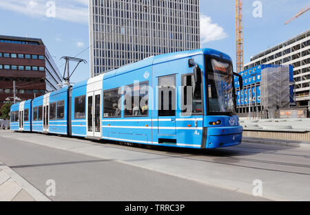 Stockholm, Schweden - 10. Juni 2019: Articulated Tram Service für SL auf der Linie 7 am Sergels Torg Platz. Stockfoto