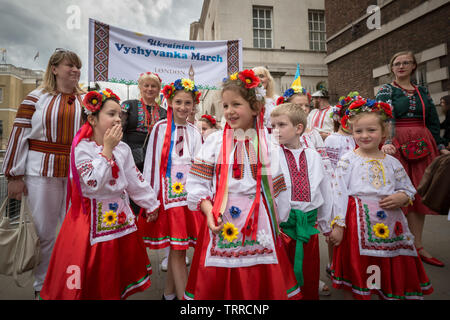 Jährliche ukrainischen Vyshyvanka März. Britische Ukrainer in Whitehall sammeln, bevor marschieren durch die Stadt tragen traditionelle besticktes Kleid - auch als Vyshyvanka. Die traditionellen ukrainischen ethnischen besticktes Kleid zeigt die Einhaltung der Idee der nationalen Identität, der Einheit und der Stolz der Patriotismus. London, Großbritannien. Stockfoto