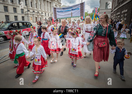 Jährliche ukrainischen Vyshyvanka März. Britische Ukrainer in Whitehall sammeln, bevor marschieren durch die Stadt tragen traditionelle besticktes Kleid - auch als Vyshyvanka. Die traditionellen ukrainischen ethnischen besticktes Kleid zeigt die Einhaltung der Idee der nationalen Identität, der Einheit und der Stolz der Patriotismus. London, Großbritannien. Stockfoto