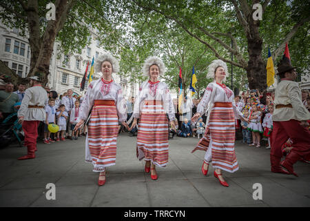 Jährliche ukrainischen Vyshyvanka März. Britische Ukrainer in Whitehall sammeln, bevor marschieren durch die Stadt tragen traditionelle besticktes Kleid - auch als Vyshyvanka. Die traditionellen ukrainischen ethnischen besticktes Kleid zeigt die Einhaltung der Idee der nationalen Identität, der Einheit und der Stolz der Patriotismus. London, Großbritannien. Stockfoto