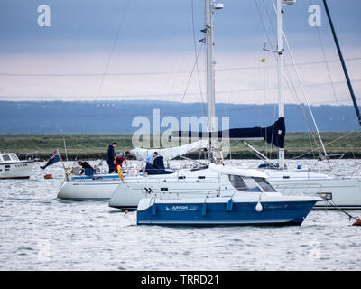 Queenborough, Kent, UK. 11 Juni, 2019. UK Wetter: Heute abend sonnenuntergang in Queenborough, Kent. Eine Yacht fährt kurz vor Sonnenuntergang. Credit: James Bell/Alamy leben Nachrichten Stockfoto