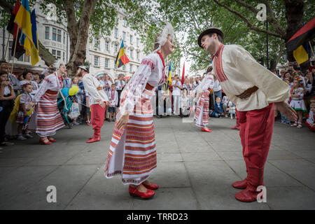 Jährliche ukrainischen Vyshyvanka März. Britische Ukrainer in Whitehall sammeln, bevor marschieren durch die Stadt tragen traditionelle besticktes Kleid - auch als Vyshyvanka. Die traditionellen ukrainischen ethnischen besticktes Kleid zeigt die Einhaltung der Idee der nationalen Identität, der Einheit und der Stolz der Patriotismus. London, Großbritannien. Stockfoto