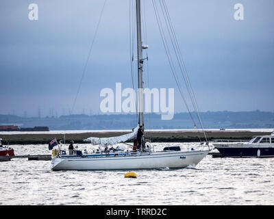 Queenborough, Kent, UK. 11 Juni, 2019. UK Wetter: Heute abend sonnenuntergang in Queenborough, Kent. Eine Yacht fährt kurz vor Sonnenuntergang. Credit: James Bell/Alamy leben Nachrichten Stockfoto