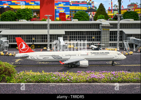 Miniatur Flughafen und Flugzeug im Legoland in Billund. Dieses Family Theme Park wurde im Jahre 1968 eröffnet und ist von 65 Millionen Lego Steinen gebaut. Stockfoto