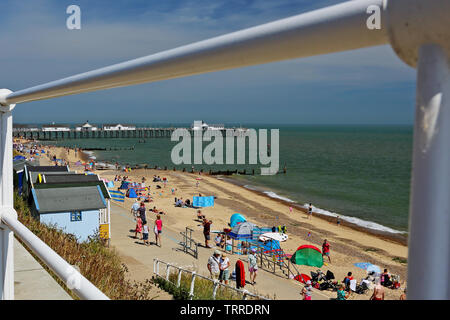 Ein Blick von der Promenade, Southwold, Suffolk, Großbritannien, den Blick über den Strand und die Nordsee. Stockfoto