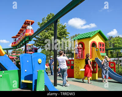 Spielplatz und der Monorail im Legoland in Billund, Dänemark. Dieses Family Theme Park wurde im Jahre 1968 eröffnet und ist von 65 Millionen Lego Steinen gebaut. Stockfoto