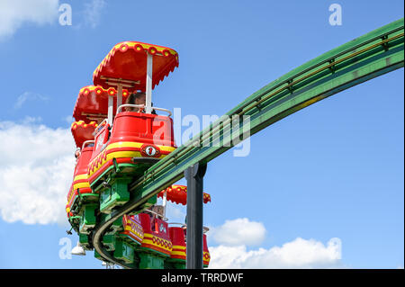 Monorail im Legoland in Billund, Dänemark. Dieses Family Theme Park wurde im Jahre 1968 eröffnet und ist von 65 Millionen Lego Steinen gebaut. Stockfoto