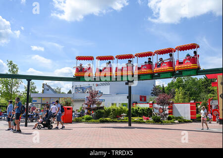 Monorail im Legoland in Billund. Dieses Family Theme Park wurde im Jahre 1968 eröffnet und ist von 65 Millionen Lego Steinen gebaut. Stockfoto