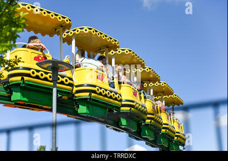 Monorail im Legoland in Billund, Dänemark. Dieses Family Theme Park wurde im Jahre 1968 eröffnet und ist von 65 Millionen Lego Steinen gebaut. Stockfoto