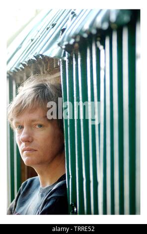 Thema Michel Faber in seinem Haus in Edinburgh Bild Copyright Chris Watt - Tel.: 07887 554 193 Info@chriswatt.com www.chriswatt.com Stockfoto