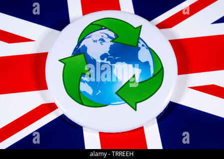 London, Großbritannien - 29 Mai 2019: Das Recycling Symbol, dargestellt über die die Flagge des Vereinigten Königreichs. Stockfoto
