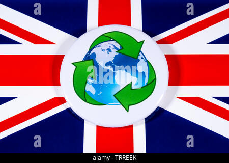 London, Großbritannien - 29 Mai 2019: Das Recycling Symbol, dargestellt über die die Flagge des Vereinigten Königreichs. Stockfoto