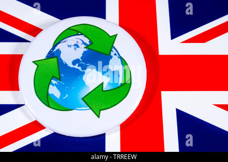 London, Großbritannien - 29 Mai 2019: Das Recycling Symbol, dargestellt über die die Flagge des Vereinigten Königreichs. Stockfoto