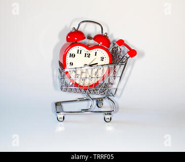Wecker aus Metall Einkaufswagen Stockfoto