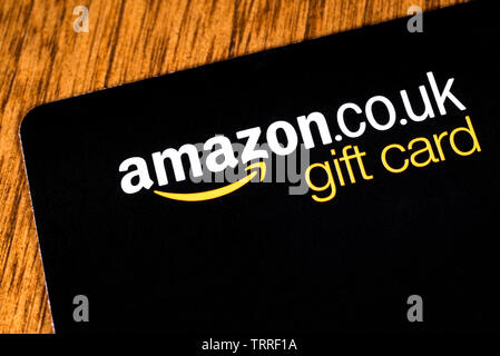 London, UK, 11. Juni 2019: Ein Amazon Geschenkgutschein abgebildet auf einem hölzernen Oberfläche. Stockfoto