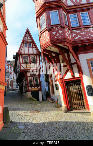 Straßen und bemalten Häuser in der schönen Altstadt von Bernkastel Kues an der Mosel in Deutschland. Stockfoto