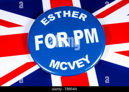 London, UK, 11. Juni 2019: ein Abzeichen mit Esther McVey für Premierminister, dargestellt über die Flagge von dem Vereinigten Königreich. Esther McVey ist einer der Kämpfer zu Stockfoto