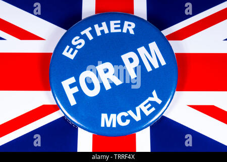 London, UK, 11. Juni 2019: ein Abzeichen mit Esther McVey für Premierminister, dargestellt über die Flagge von dem Vereinigten Königreich. Esther McVey ist einer der Kämpfer zu Stockfoto