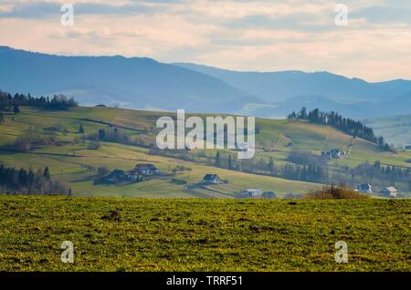 Schönen ländlichen Berglandschaft. Hütten in der Landschaft auf den Hügeln. Stockfoto