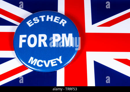 London, UK, 11. Juni 2019: ein Abzeichen mit Esther McVey für Premierminister, dargestellt über die Flagge von dem Vereinigten Königreich. Esther McVey ist einer der Kämpfer zu Stockfoto