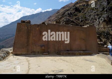 Peru, Cuzco, Arequipa. Templo del Sol oder Sun Tempel sechs Monolithen Archäologischen Park von Ollantaytambo. Stockfoto