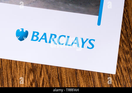 London, UK, 11. Juni 2019: eine Nahaufnahme der Barclays Bank Logo, abgebildet auf eine Informationsbroschüre. Stockfoto