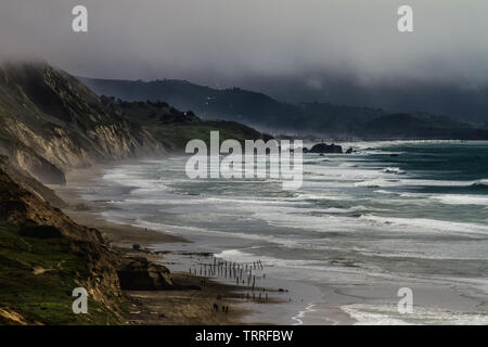 Scharfe Park Beach Pacifica Kalifornien Sommer morgen Nebel in die Hügel tolle Lage zum Angeln und nur Touring der Kalifornischen Strand rollenden Stockfoto