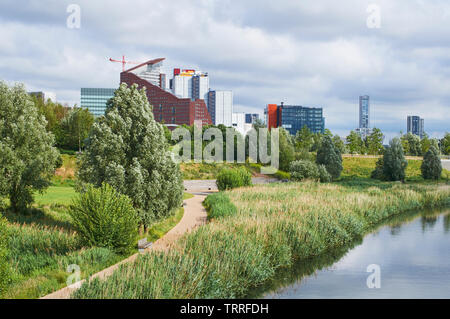 Stratford, East London, UK, gesehen von der Nördlichen Parklands im Londoner Olympic Park im Frühsommer Stockfoto