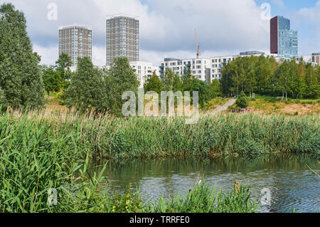 East Village bei Stratford, East London UK, gesehen von den Ufern des Flusses Lea im Londoner Olympic Park Stockfoto