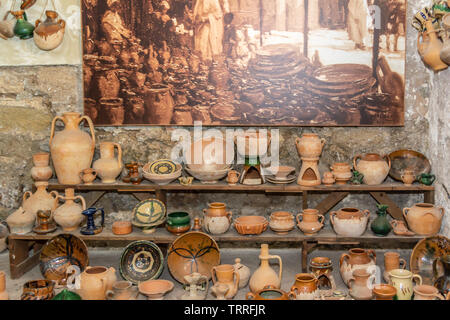 Maurische Töpferwaren auf Anzeige an die Alcazaba, Malaga, Spanien. Stockfoto