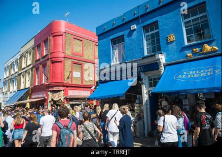 LONDON - 20. APRIL 2019: Besucher Masse die wöchentliche Antiquitätenmarkt auf der Portobello Road in Notting Hill. Stockfoto