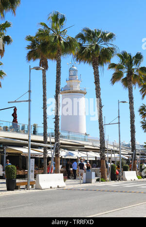 Das Wahrzeichen der Leuchtturm am Ende der stilvolle Port in Malaga an der Costa del Sol in Andalusien, Spanien, Europa Stockfoto