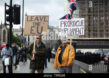 London, Großbritannien. 11. Juni 2019. Pro-Brexit Demonstranten außerhalb des Parlaments mit der Union Jack, anspruchsvolle Einlassung. Dies wird am Ende der Sitzung einer parlamentarischen Sitzung, dass der Vorstand die Geschäfte der Zustellung eines nicht-deal Brexit am 31. Oktober durchzuführen, ohne Störung von MP's. Credit: Joe Kuis/Alamy Nachrichten Stockfoto