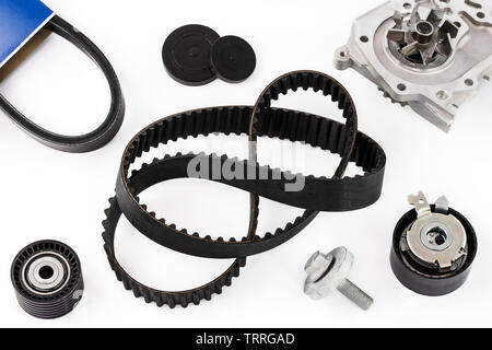 Ersatzteile für das Auto. Den Steuerzahnriemen mit Rollen und Kühlen Pumpe auf einem weißen Hintergrund. Stockfoto