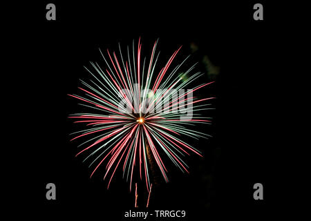 Rot und Grün Feuerwerk Licht der Himmel am 4. Juli 2015 Stockfoto