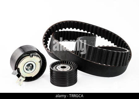 Ersatzteile für das Auto. Den Steuerzahnriemen mit Rollen auf einem weißen Hintergrund. Stockfoto