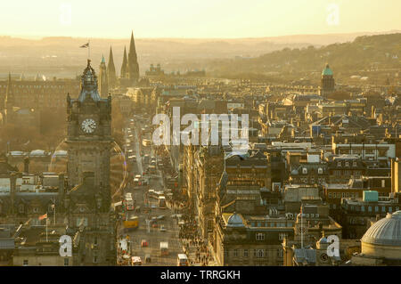 Edinburgh, Schottland, Großbritannien - 7. Dezember 2008: Niedrige Winter Sonne scheint auf das georgianische Gebäude der Prince's Street und der New Town von Edinburgh aus gesehen Stockfoto