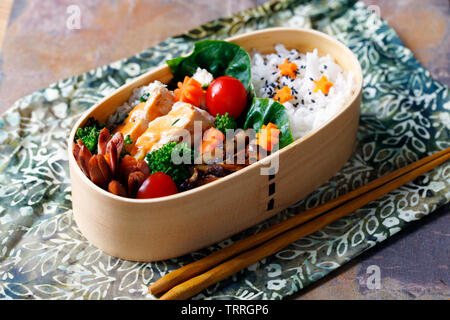 Japanische Bento Lunch Box mit Huhn, Reis und Gemüse Stockfoto