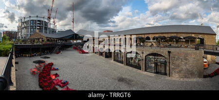 London, England, Großbritannien - Juni 3, 2019: Die Menschen suchen Geschäfte und Restaurants in der neu sanierten Kohle Tropfen Yard King's Cross Regeneration neigh Stockfoto