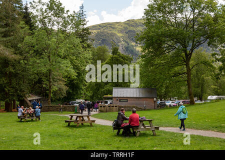 Touristen und Besucher sitzen auf Bänken, Großbritannien Stockfoto