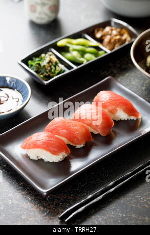 Japanisches Mittagessen mit Sushi und Gemüse Stockfoto