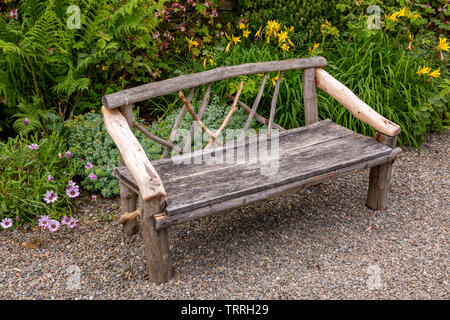 Holzbank in einen Bauerngarten Stockfoto
