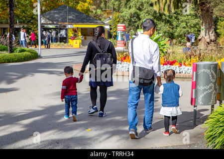 Christchurch, Canterbury, New Zealand 27 April 2019: Eine asiatische Familie im Urlaub Wanderungen im Botanischen Garten im Herbst Stockfoto