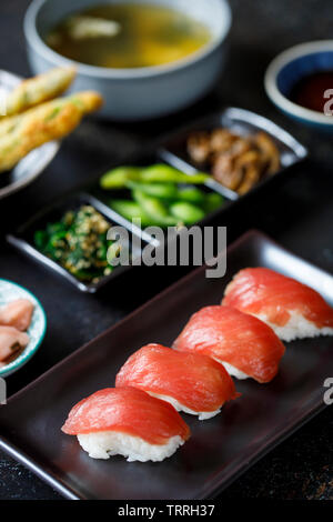 Japanisches Mittagessen mit Sushi und Gemüse Stockfoto