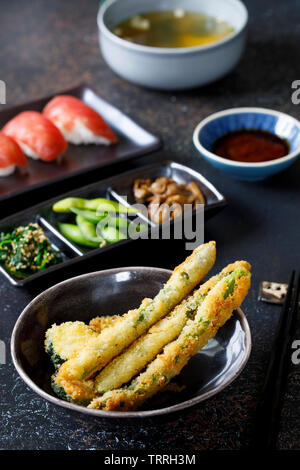 Japanisches Mittagessen mit Sushi und Gemüse Stockfoto