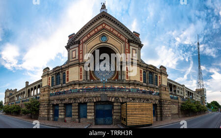 London, England, Großbritannien - 1. Juni 2019: Ein ultra-Weitwinkel Fisheye - style genäht Foto zeigt das Ausmaß der Alexandra Palace im Norden von London. Stockfoto
