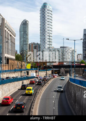 London, England, Großbritannien - 1. Juni 2019: Verkehr auf den Blackwall Tunnel Ansatz Straße unter neuen Build high rise apartment Gebäude in den Docklands Stockfoto