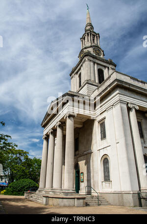 London, England, Großbritannien - 1. Juni 2019: Sonne scheint auf den Turm und Vorhalle des Georgischen Allerheiligen Kirche in Pappel im East End von London. Stockfoto