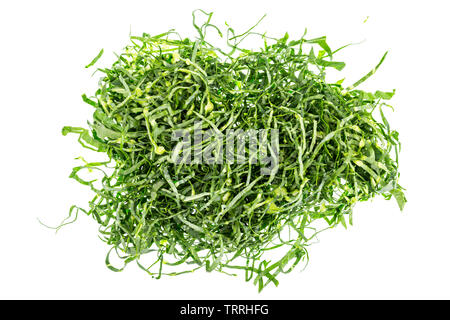 In dünne Scheiben geschnitten Collard Greens, oder Couve Galega, bereit, die Brühe hinzugefügt werden und die beliebten Portugiesischen Suppe namens Caldo Verde (grüne Suppe). Stockfoto